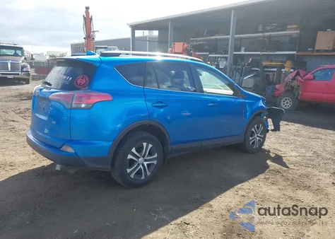 2017 Toyota Rav4 Le z USA, uszkodzony, nr VIN JTMZFREV7HJ111486